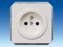 Розетка с заземляющим штырем и защитой от прикосновения - Устройства для подключения нагрузки