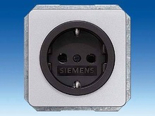 Розетка SCHUKO с защитой от прикосновения и черным гнездом - Розетки