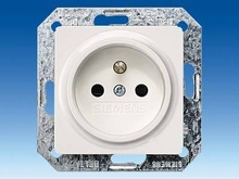 Розетка с заземляющим штырем и защитой от прикосновения - Международные розетки